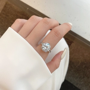 Détail d'une bague en argent S925 avec un grand zircon portée par un mannequin