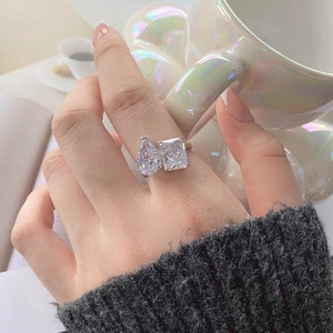 Primer plano de un anillo de plata S925 con circonitas de pera y rectángulo en la mano