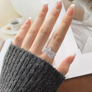 Primer plano del anillo de plata S925 con circonitas de corte pera y esmeralda