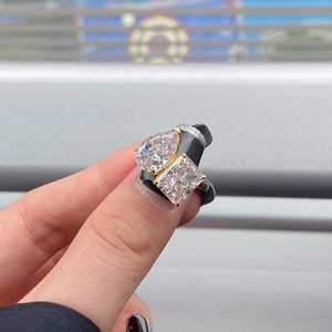 Detalle de anillo en plata S925 con circonitas rosas de corte pera y rectangular