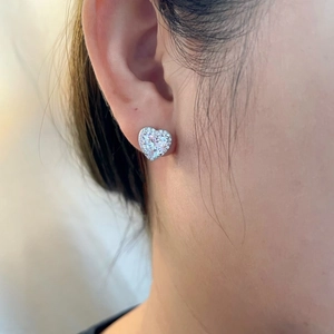 Boucles d'oreilles cœur en argent S925 avec cristaux scintillants portées par un modèle