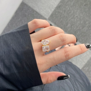 Detalle de anillo de plata S925 con circonitas de corte pera y radiante en el dedo