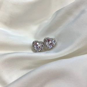Gros plan détaillé des boucles d'oreilles cœur en argent S925 avec cristaux scintillants