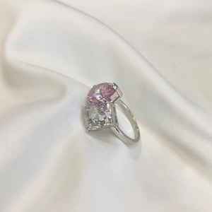 Detalle macro de anillo plata S925 con circonitas rosa ovalada y corte esmeralda