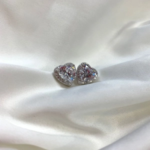 Gros plan de boucles d'oreilles cœur en argent 925 avec entourage de diamants brillants