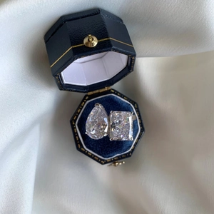 Anillo de plata S925 con doble circón de corte pera y radiante en estuche de terciopelo