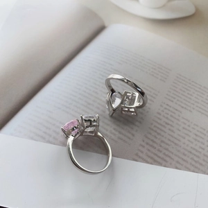 Vista detallada de dos anillos de plata S925 con circonitas rosas y claras de corte radiante