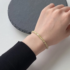 Bracelet rivière en argent 925 avec zircons jaunes brillants porté par un mannequin
