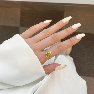 Bague élégante en argent S925 avec une grande pierre de zircon jaune sur la main