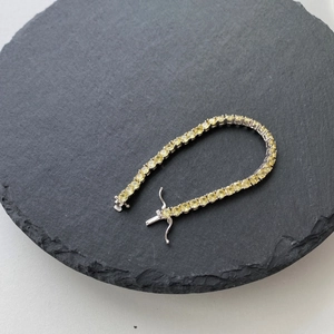 Détail macro du bracelet tennis en argent 925 avec zircons jaunes de taille ronde
