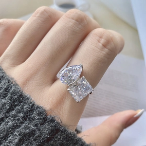 Elegante anillo de plata S925 con circonitas en talla de pera y cuadrada muy brillantes