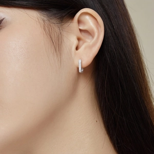 Boucles d'oreilles créoles en argent S925 avec zircons pavés portées par un mannequin