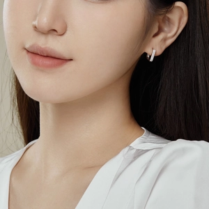 Gros plan de créoles en argent sterling S925 avec zircons micro-pavés portées par un mannequin