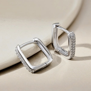 Élégantes créoles géométriques en argent sterling S925 avec cristaux de zircone brillants