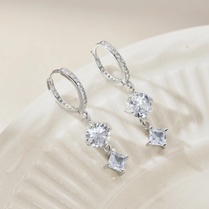 Détails des boucles d'oreilles créoles en argent S925 avec pendentifs en zircone cubique