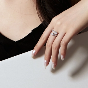 Détail de la bague en argent S925 avec zircon poire portée par un mannequin de mode