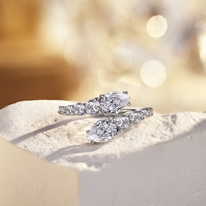 Vue rapprochée d'une bague en argent et zircon poire avec effet bokeh chaleureux