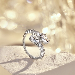 Vue macro d'une bague en argent S925 avec zircons en forme de poire sur un support en pierre