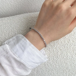 Detailaufnahme eines S925 Sterlingsilber Tennisarmbandes mit Zirkonia am Handgelenk