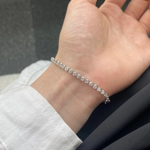 Detail eines S925 Silber Tennisarmbands mit runden Zirkonia in klassischer 4-Krallen-Fassung