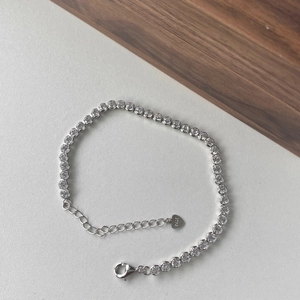 Detail eines S925 Sterlingsilber Tennisarmband mit Zirkonia und Herzanhänger