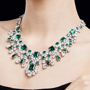Luxurious S925 sterling silver emerald choker necklace with sparkling white diamonds
