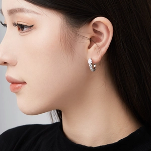 Eleganti orecchini a lobo in argento S925 con zircone a pera indossati dal modello