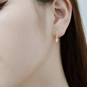 Vue rapprochée de boucles d'oreilles en argent S925 avec pendentif poire en zircon