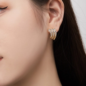 Elegante goldene Flügel-Ohrringe für Damen mit eingelegten runden Zirkonia-Steinen