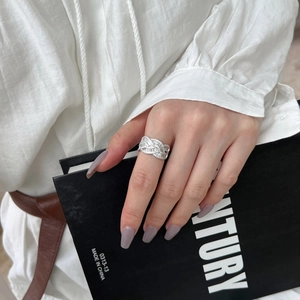 Détail d'une bague en argent S925 avec pierres baguette et motif tressé torsadé
