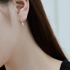 Boucles d'oreilles pendantes en argent S925 et zircon portées par un mannequin chic