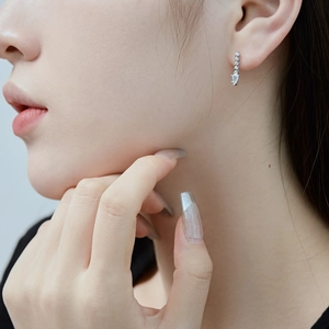 Vue rapprochée de boucles d'oreilles en argent S925 avec zircon blanc en forme de poire