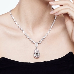 Luxueux collier en argent S925 avec pendentif en zircon taille poire sur modèle