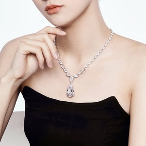 Gros plan du collier en argent S925 avec pendentif zircon poire sur robe noire chic