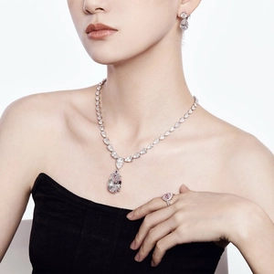 Parure luxueuse en argent S925 avec pierres roses taille poire portée par un mannequin