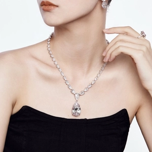 Détail d'une parure en argent 925 avec pendentifs en zircon poire portée par un mannequin