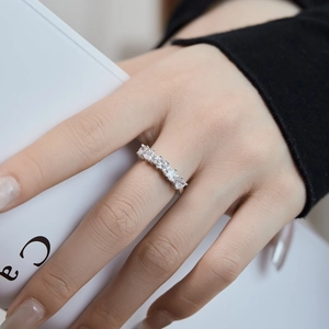 Détail d'une bague en argent S925 avec une élégante rangée de cinq zircons rectangulaires