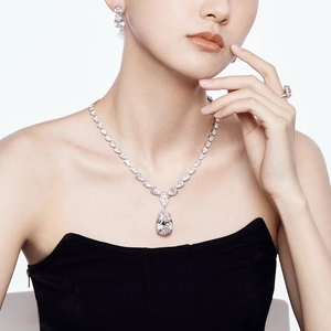 Gros plan d'un collier de luxe en argent S925 avec pendentifs en zircone sur un modèle