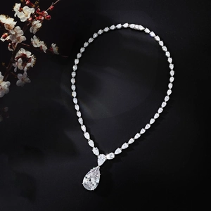 Détail macro du collier en argent S925 avec pendentif zircon poire sur fond noir élégant