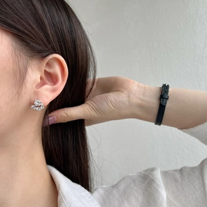Gros plan de boucles d'oreilles flocon de neige en zircon portées par un mannequin