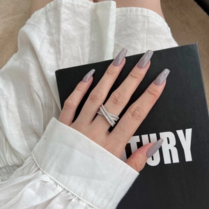Détail d'une bague croisée en argent S925 sertie de zircons cubiques en micro-pavé