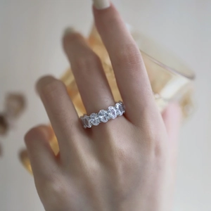 Détail d'une bague en argent S925 avec des zircons ovales alignés portés par un mannequin