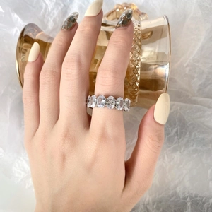 Détail d'une bague en argent S925 sertie d'une rangée continue de zircons ovales
