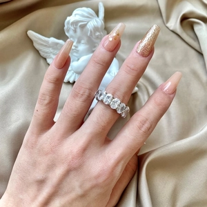 Bague éternité en argent S925 avec zircons ovales sur fond de soie champagne romantique