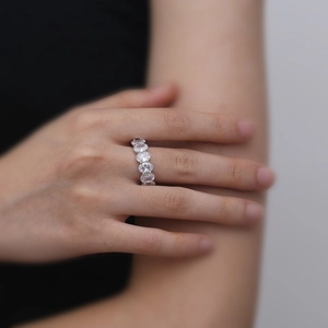 Vue macro d'une bague éternité en argent S925 avec des pierres de zircone ovales