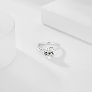 Elegant S925 sterling silver ring with large oval zircon in a classic claw setting