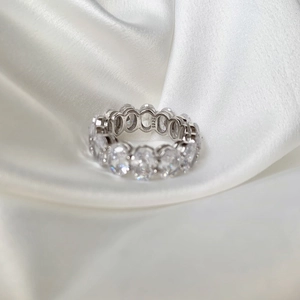 Bague élégante en argent sterling S925 avec zircons ovales sur fond de soie blanche