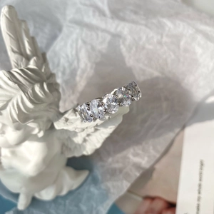 Gros plan d'une bague de mariage en argent avec pierres en zircone cubique taille ovale