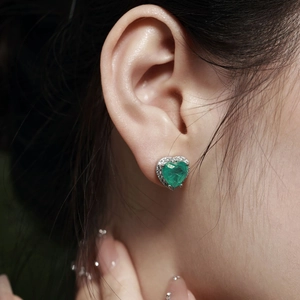 Boucles d'oreilles cœur en argent S925 et émeraude avec halo de zircons sur l'oreille