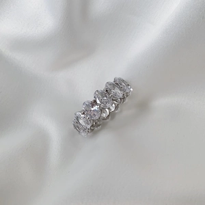 Vue macro d'une alliance éternité en argent S925 avec pierres de zircone ovales